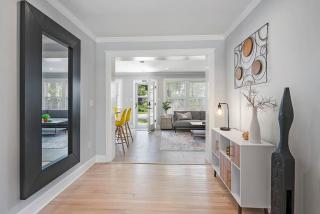 Onyx House King Size Beds Bikes Games Wine - 3