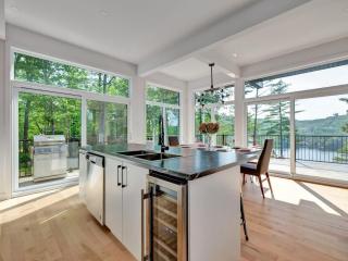 The Eyrie: Sweeping views waterfront sunlit escape - 4
