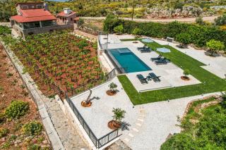 Villa Recluso-3 bd luxury country villa, huge heated pool with hydromassage, individual bbq & large yard, mountain view - Maláxa - 0