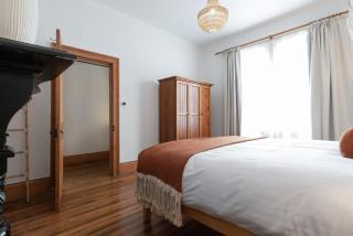 Charming Little Home Close To The City w Parking And Wifi - Kings Park - 1