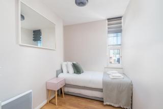 City of London Lovely Two Bedroom Apartment - 7