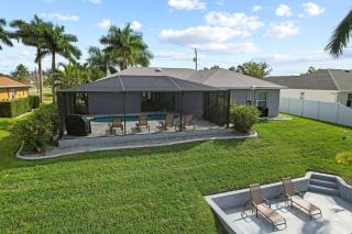 Casa Bella- Upgraded Waterfront Residence in Cape Coral with Heated Pool and Free Bikes - Cape Coral - 6