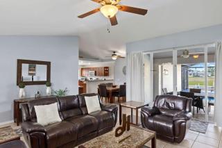 Casa Bella- Upgraded Waterfront Residence in Cape Coral with Heated Pool and Free Bikes - Cape Coral - 2