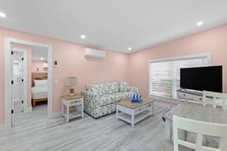 Charming Suite with Balcony and Bikes at Historic Sandpiper Inn - Sanibel - 9