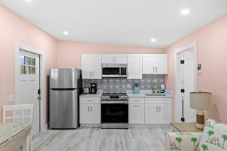 Charming Suite with Balcony and Bikes at Historic Sandpiper Inn - Sanibel - 7