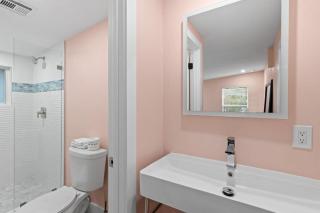 Charming Suite with Balcony and Bikes in Historic Sandpiper Inn - Sanibel - 5