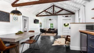 A Suite Retreat stylish home plus Hot tub - Fredericksburg - 0