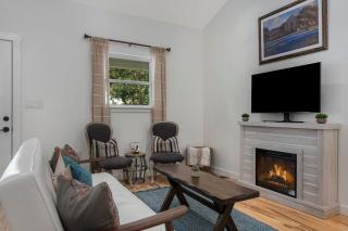 Das Woerner Haus Darling Home with Hot Tub - Fredericksburg - 7