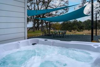 RelaxStation Gas Station Home plus hot tub - Fredericksburg - 9
