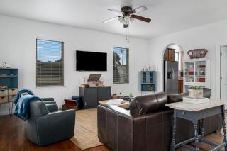 RelaxStation Gas Station Home plus hot tub - Fredericksburg - 6