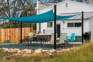 RelaxStation Gas Station Home plus hot tub - Fredericksburg - 8