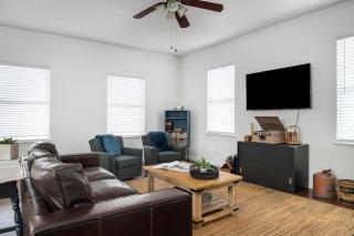 RelaxStation Gas Station Home plus hot tub - Fredericksburg - 5