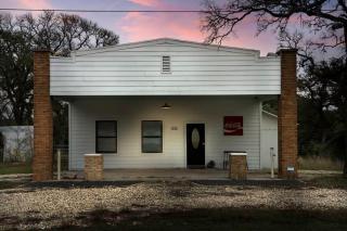 RelaxStation Gas Station Home plus hot tub - Fredericksburg - 7