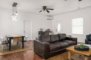 RelaxStation Gas Station Home plus hot tub - Fredericksburg - 3