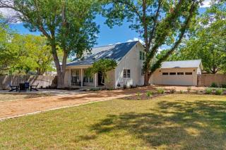 Fab Fred House stylish home with patio oasis - Fredericksburg - 6
