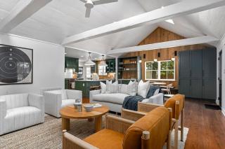 Fab Fred House stylish home with patio oasis - Fredericksburg - 2