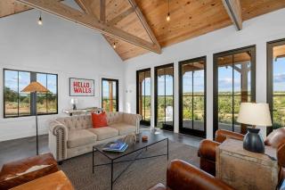 Hello Walls Luxury with views plus hot tub - Stonewall - 8