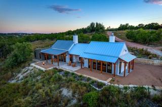 Hello Walls Luxury with views plus hot tub - Stonewall - 0