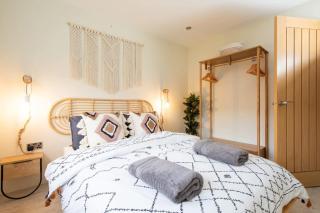 Designer Family Escape Hot Tub Steps to Beach - East Wittering - 8