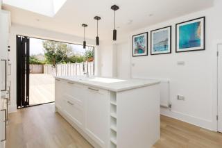 Stylish 2 Bed City Stay - Chichester - 3