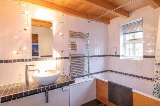 Stylist Split Level 2 Bed with Parking - Hambrook - 8