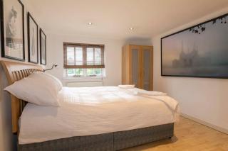 Stylist Split Level 2 Bed with Parking - Hambrook - 1