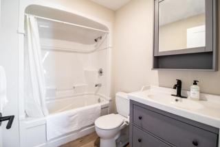 NN - Flats on 4th #1 - Downtown 2-bed 2-bath - 2