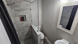 Spacious Home Near Downtown - Austin - 7