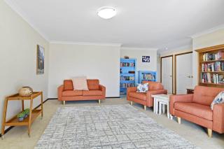 Spacious Family Home - Leafy Suburb Pet-Friendly - Orange - 4