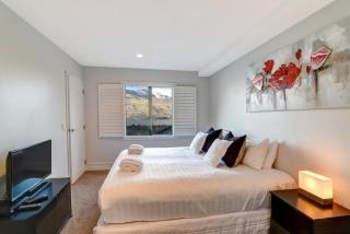 Modern 3 bedroom with stunning postcard views! - Queenstown - 7