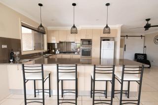 Centennial Cres, Modern, Entertaining Home, Sleeps 8 - Orange - 7