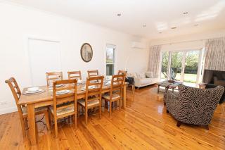 Secret Cottage Charming & Cosy Home Sleeps 8 - Orange - 3