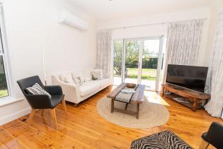 Secret Cottage Charming & Cosy Home Sleeps 8 - Orange - 2