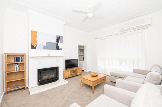 Anson Cottage 1900s CBD Home Private & Practical - Orange - 4