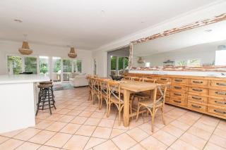 Benview Cottage, 3 Large Living Areas, Sleeps 8, CBD - Orange - 9
