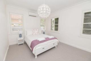 Benview Cottage - CBD, Sleeps 8, Pizza Oven - Orange - 7