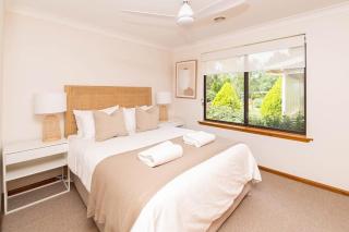 Karimi House - Spacious, EV Plug, Sleeps 10 - Orange - 9