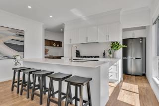 Hideaway on Curran - Modern & Comfy Retreat in CBD Firepit - Orange - 9