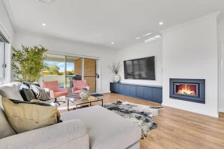 Hideaway on Curran - Modern & Comfy Retreat in CBD Firepit - Orange - 3