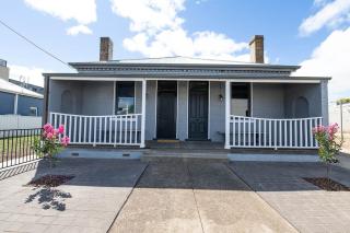 McNamara Lane Large CBD home Freshly renovated 7 Smart TV's Sleeps 11 - Orange - 9