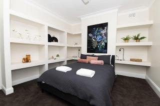 McNamara Lane Large CBD home Freshly renovated 7 Smart TV's Sleeps 11 - Orange - 8