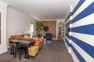 McNamara Lane Large CBD home Freshly renovated 7 Smart TV's Sleeps 11 - Orange - 1