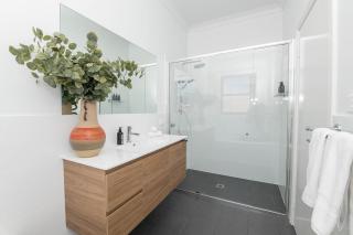 McNamara Lane - CBD, Firepit, 7 Smart TVs, Sleeps 11 - Orange - 8