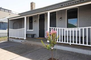 McNamara Lane - CBD, Firepit, 7 Smart TVs, Sleeps 11 - Orange - 7