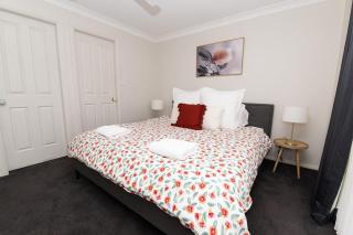 The Valerie Gardens Homely & Cosy Sleeps 11 - Orange - 7
