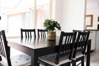 The Valerie Gardens Homely & Cosy Sleeps 11 - Orange - 4