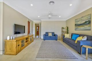 Goldfinch Way Stunning & Spacious Home Sleeps 11 - Orange - 4
