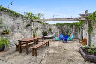 Urban 3 bedroom Local Art Filled Frenchman Oasis - New Orleans - 0