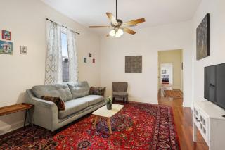 Urban 3 bedroom Local Art Filled Frenchman Oasis - 5