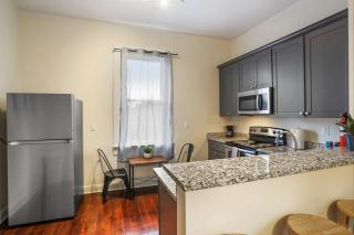 Urban 3 bedroom Local Art Filled Frenchman Oasis - New Orleans - 1